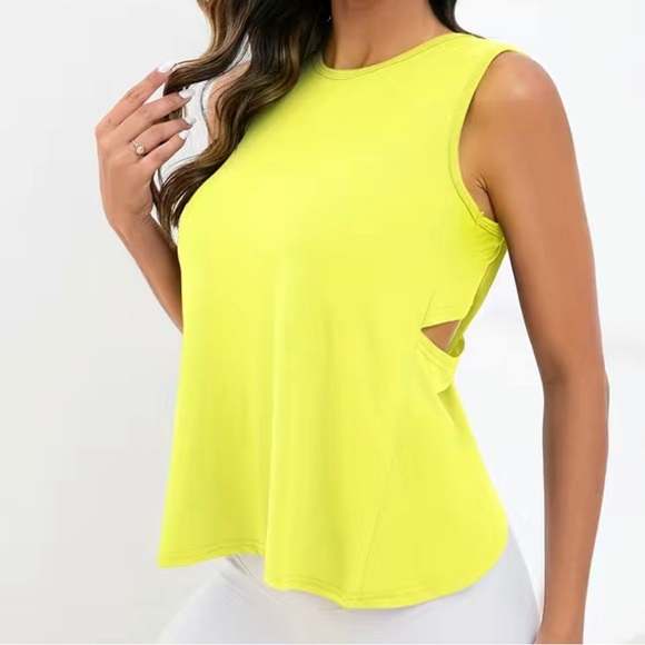 Crewneck criss cross sleeveless top - Picture 2 of 2